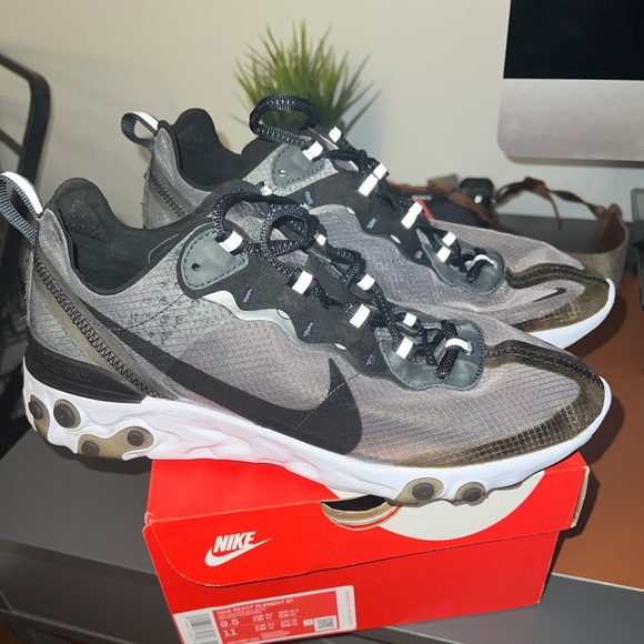 NIKE react Element size 9.5 - Picture 1 of 3